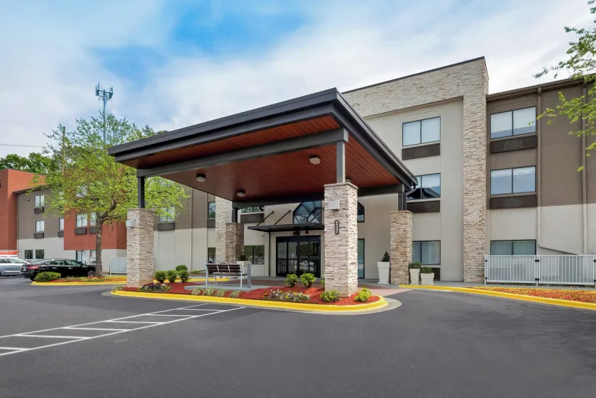 Holiday Inn Express & Suites Raleigh NE - Medical Ctr Area by IHG - Image 1