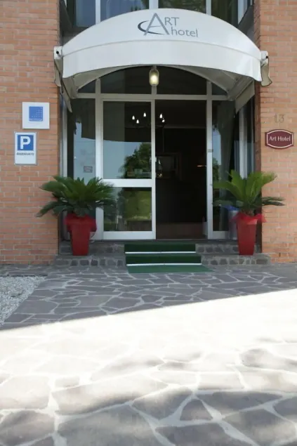 Art Hotel - Image 1