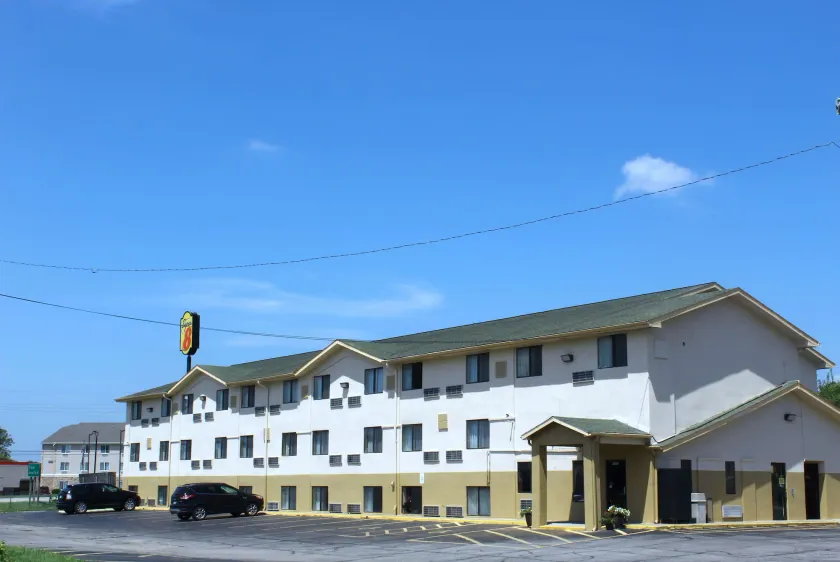 Super 8 by Wyndham Topeka/Wanamaker RD/I-70 - Image 1