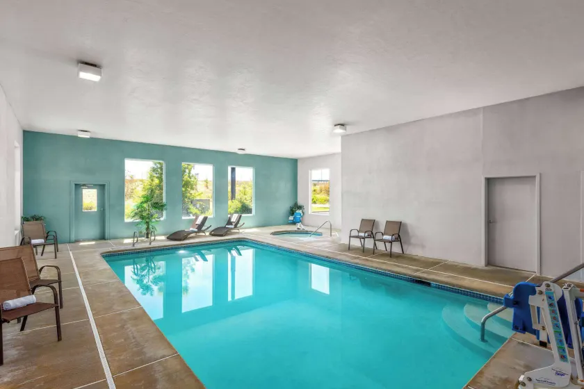 Super 8 by Wyndham Roseburg - Image 1