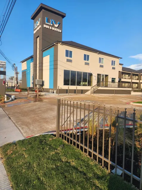 LiV Inn & Suites Houston - Image 1