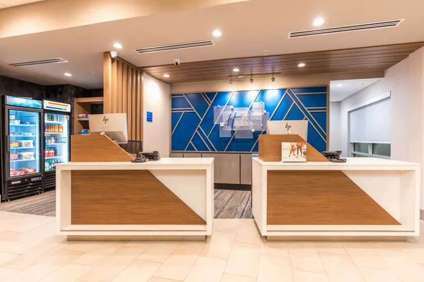 Holiday Inn Express & Suites Charlottesville by IHG - Rezeption