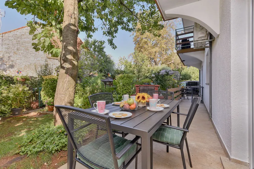 Welcoming apartment with garden - Image 1