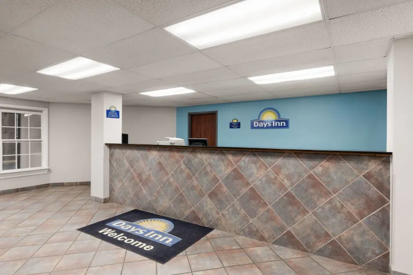 Days Inn by Wyndham Phenix City Near Fort Benning - Lobby