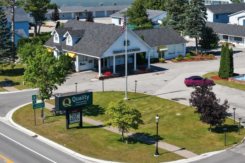Quality Inn & Suites Mackinaw City Beachfront - Image 1