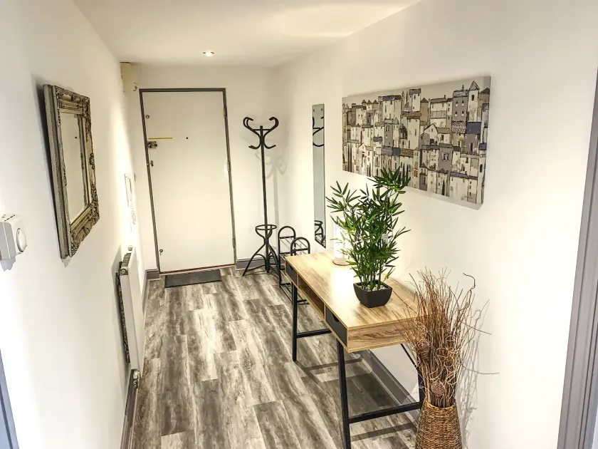 Toothbrush Apartments - 2 bed 2 bath apt - Interior entrance