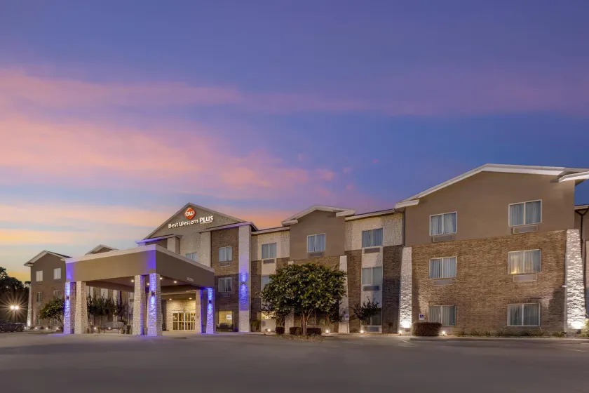 Best Western Plus Sand Bass Inn and Suites - Image 1