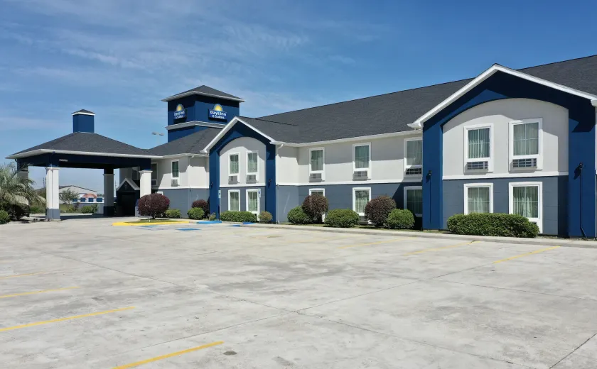 Days Inn & Suites by Wyndham Thibodaux - Image 1