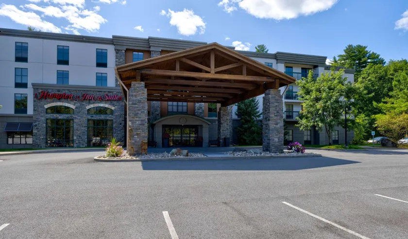 Hampton Inn & Suites Lake George - Image 1