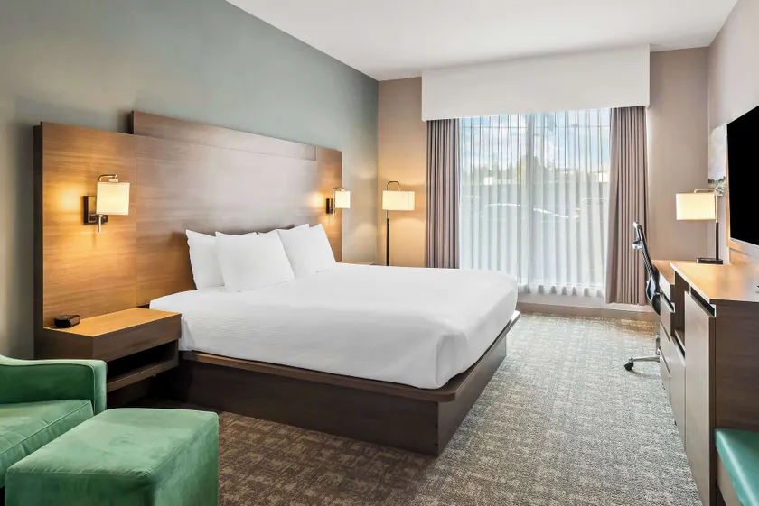 Best Western Plus Pitt Meadows Inn & Suites - Image 1