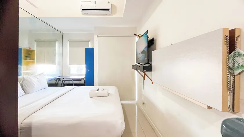 Simply and Cozy Living Studio Vida View Makassar Apartment By Travelio - Værelse
