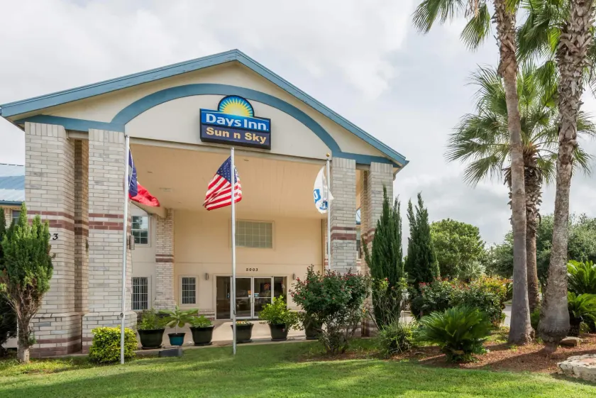 Days Inn by Wyndham San Antonio Southeast Frost Bank Center - Image 1