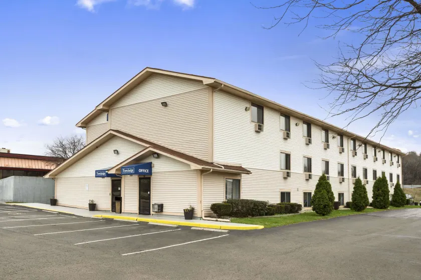 Travelodge by Wyndham Battle Creek - Image 1