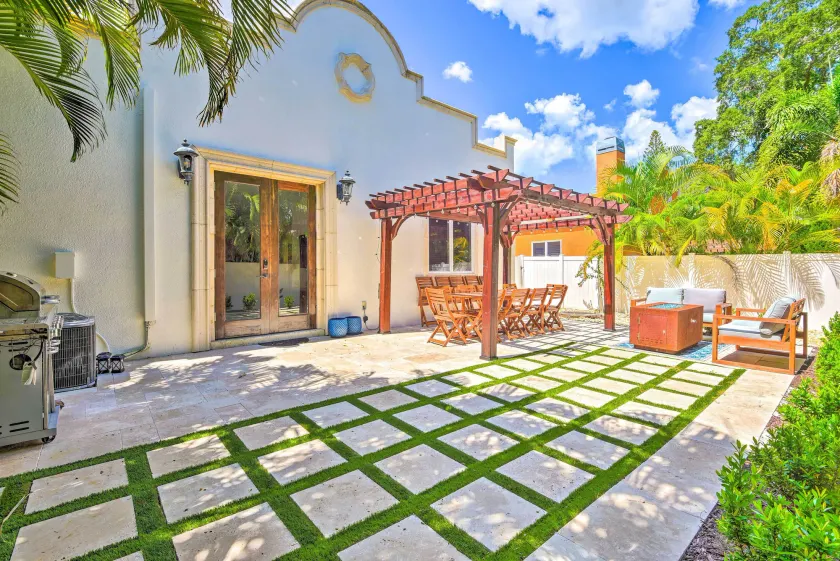 Sunny Sarasota Abode w/ Yard ~ 1 Mi to Dtwn! - Image 1