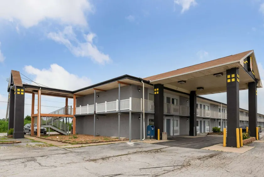 Super 8 by Wyndham Millbury/Toledo - Image 1
