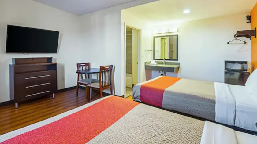 Motel 6 Maple/Main - Image 1
