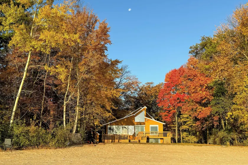 Private Beach & Deck: Spacious Lake Michigan Home - Image 1