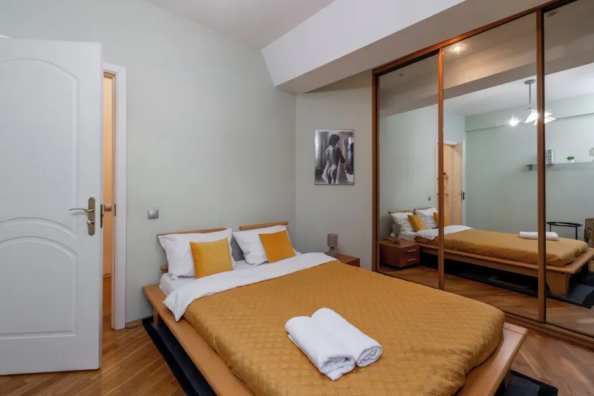 Spacious apartments near Pobedy Square - Image 1