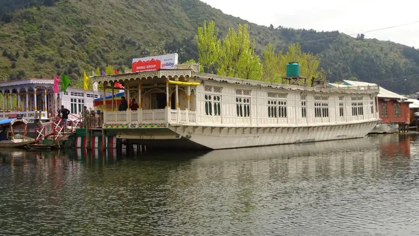 Shiraz Deluxe Houseboat - Image 1