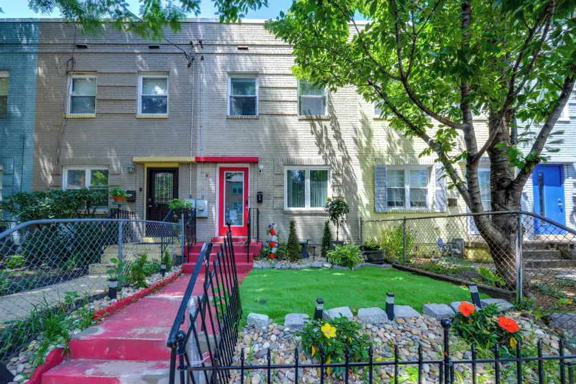 1 Mi to National Mall! 3-unit Bundle in D.c.! - Image 1