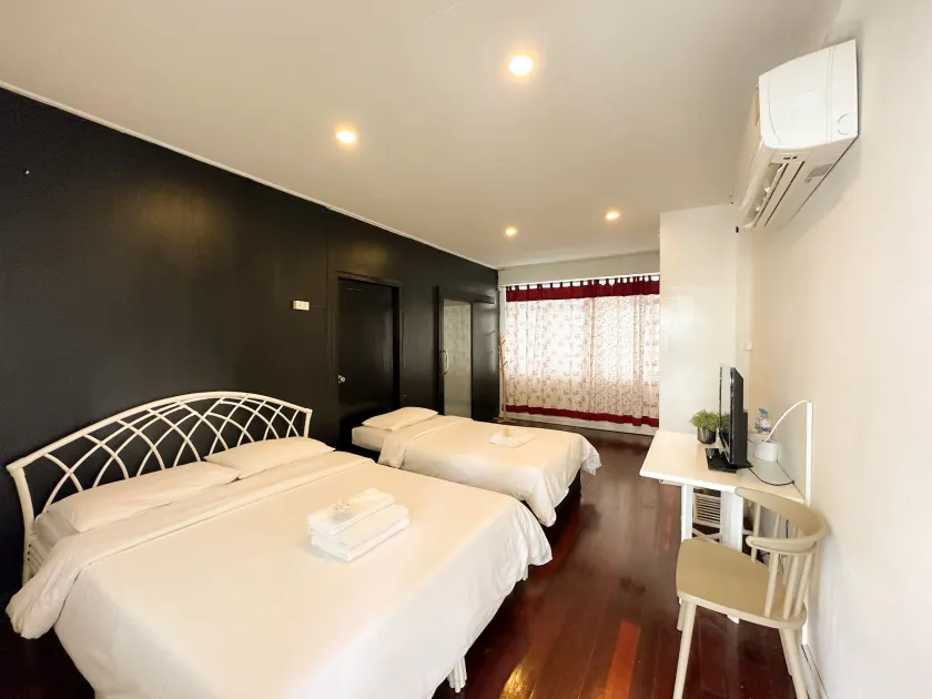 White Lodge Hotel Bangkok - Image 1