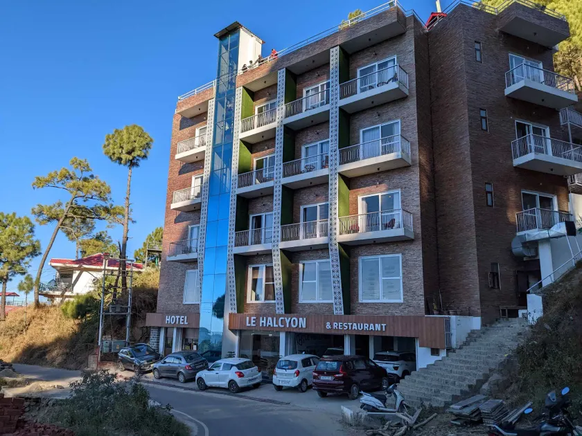 Hotel Le Halcyon Kasauli - Image 1