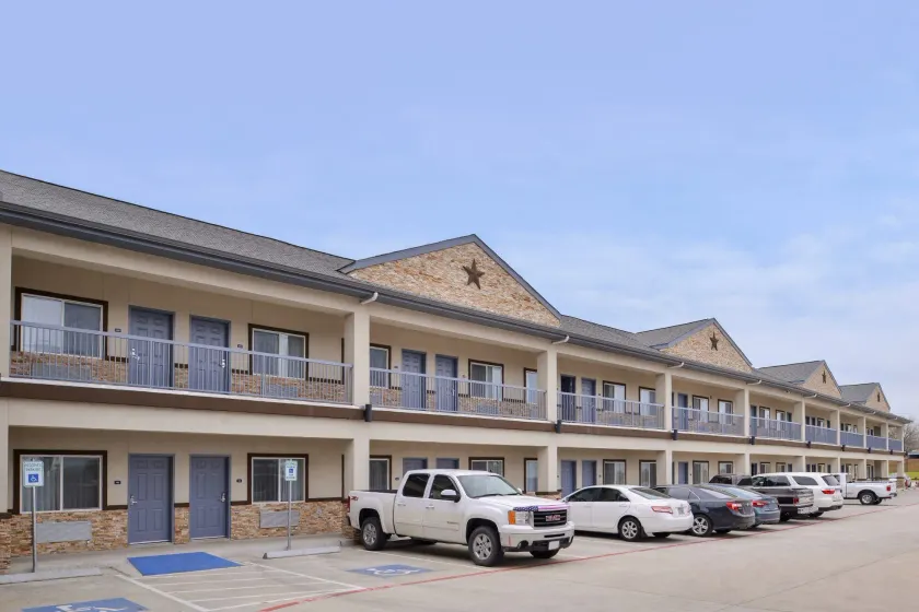 Crystal Inn & Suites IAH Humble - Image 1