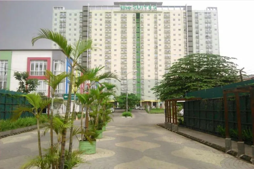 OYO 93439 The Suites Metro Apartment By Interindo - Image 1