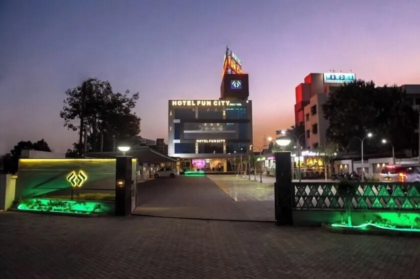 Hotel Fun City - Image 1