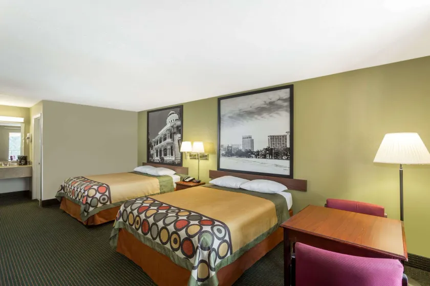 Super 8 by Wyndham Pearl/Jackson/East - Image 1