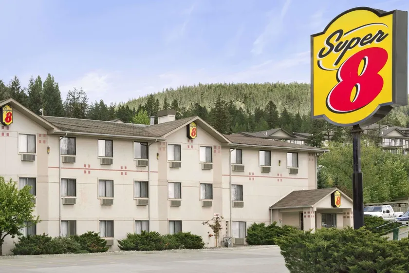 Super 8 by Wyndham Williams Lake BC - Image 1