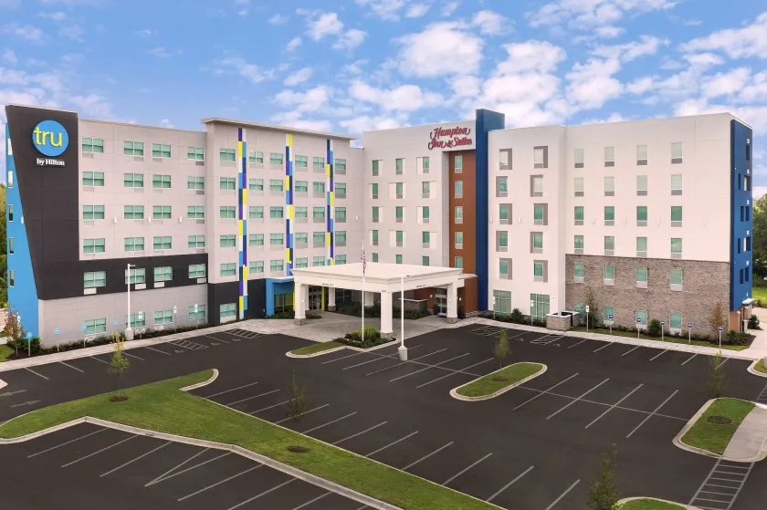 Hampton Inn & Suites Charlotte Airport Lake Pointe - Image 1