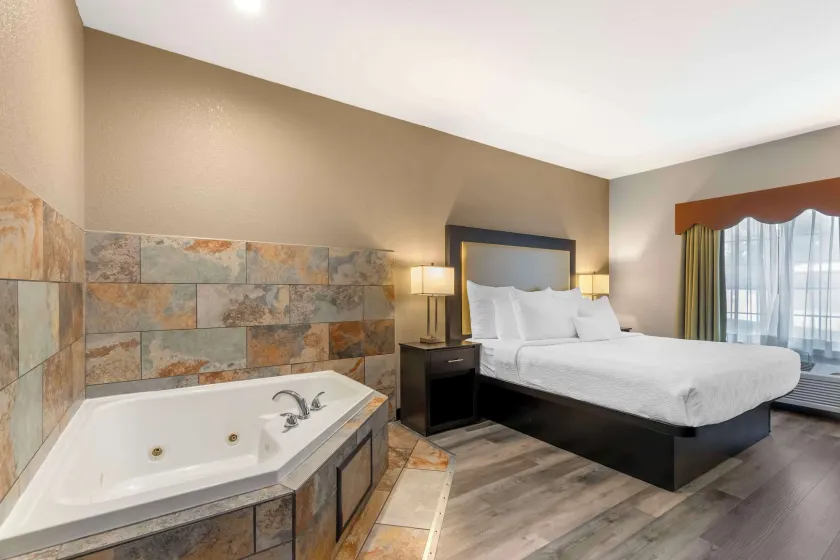 Best Western Plus Des Moines West Inn & Suites - Image 1