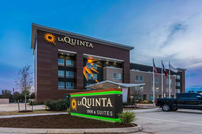 La Quinta Inn and Suites by Wyndham Houston Spring South - Image 1