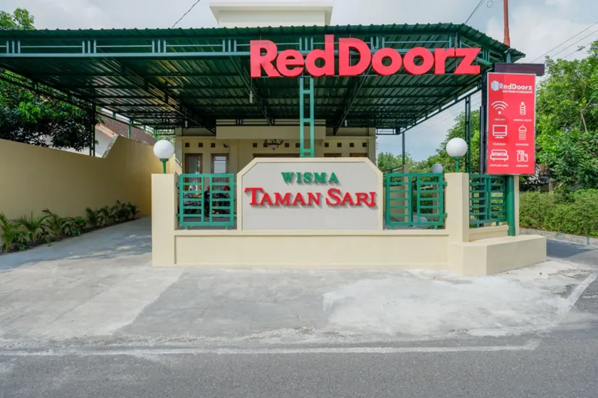 RedDoorz near Stadion 45 Karanganyar - Image 1