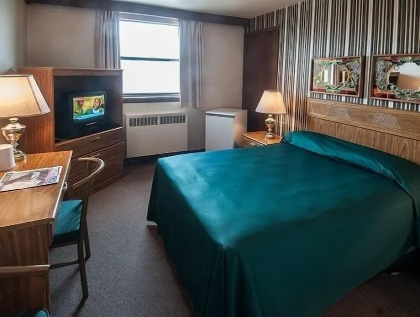 Curtis Gordon Motor Hotel - Image 1