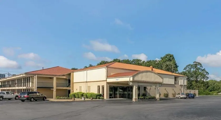 Red Roof Inn Manchester, TN - Image 1