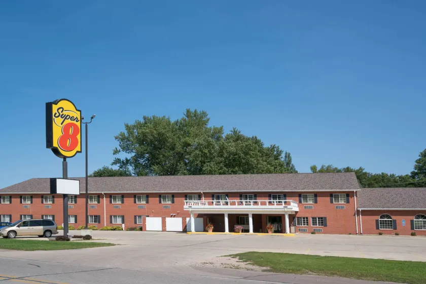Super 8 by Wyndham Sheldon - Image 1