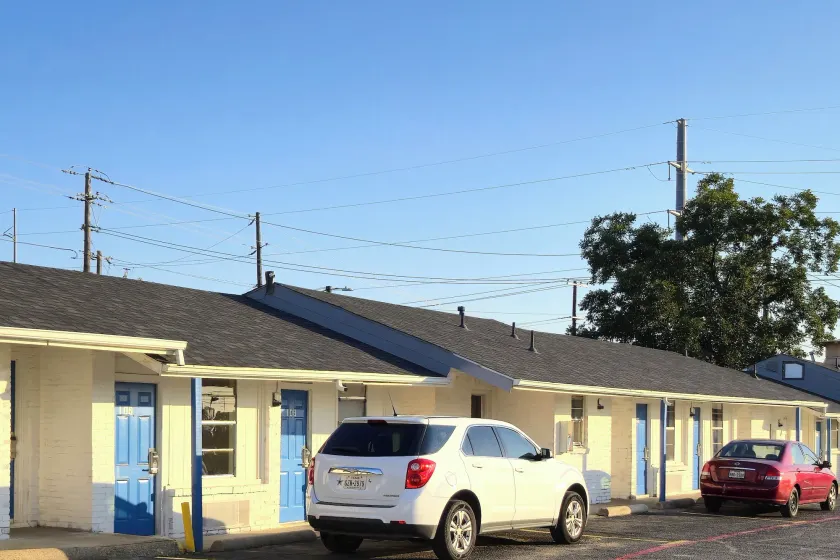 Cole Manor Motel By OYO Love Field Market Center - Image 1