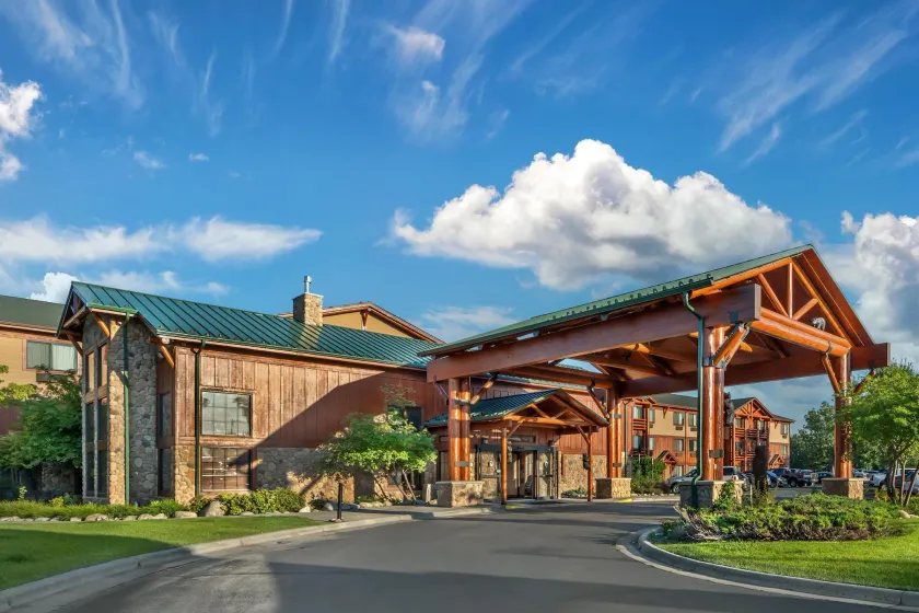 Best Western Plus Kelly Inn & Suites - Image 1