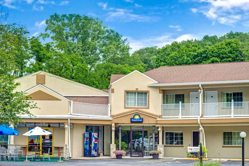 Days Inn by Wyndham Ridgefield - Image 1