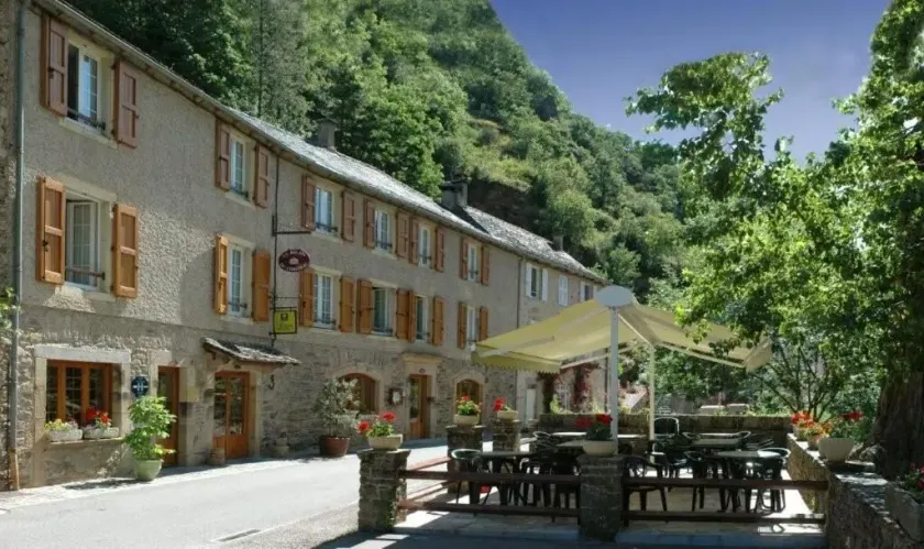 Hôtel Restaurant Le Relays du Chasteau - Logis Hôtel - Image 1