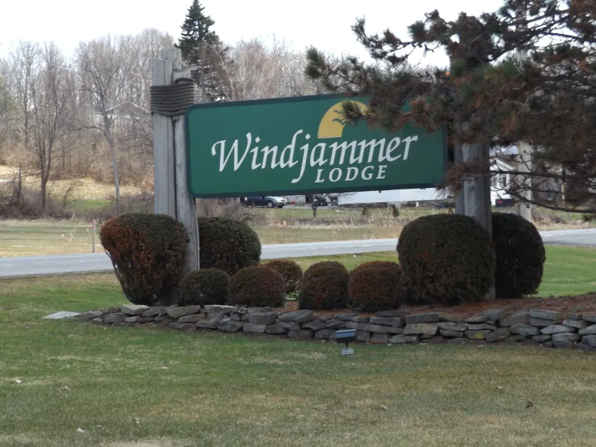 Windjammer Lodge - Image 1