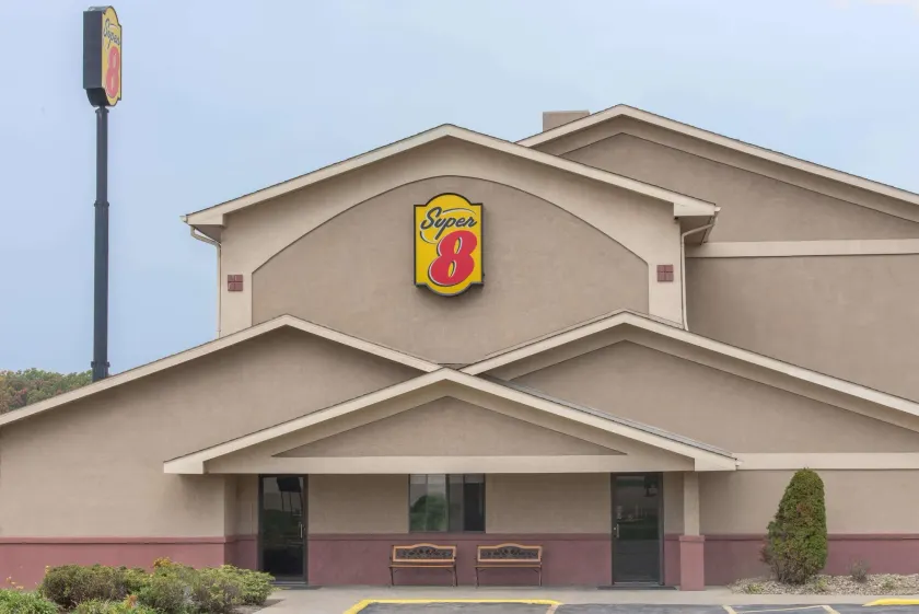 Super 8 by Wyndham Youngstown/Austintown - Image 1