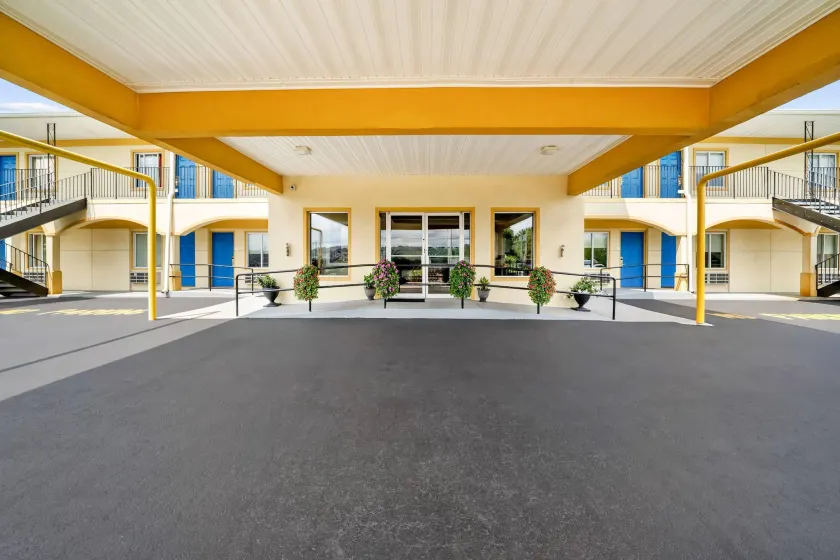 Rodeway Inn - Image 1