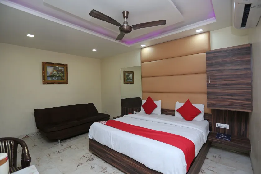 OYO 27864 Hotel Samrat - Image 1