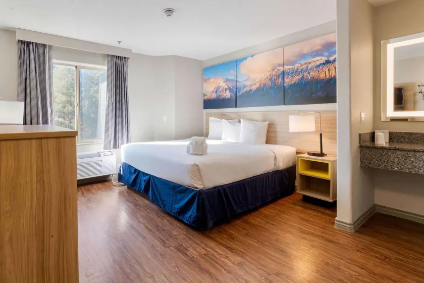Days Inn by Wyndham Thornton - Image 1