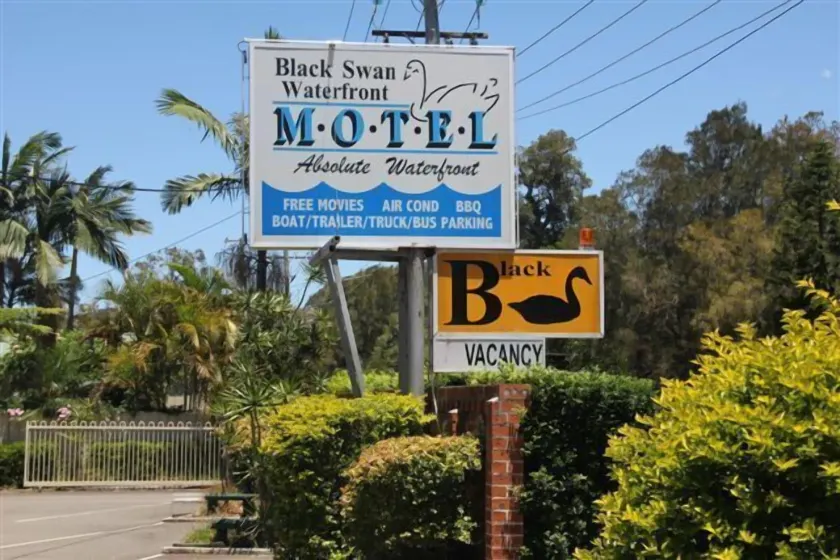 Black Swan Waterfront Motel - Image 1