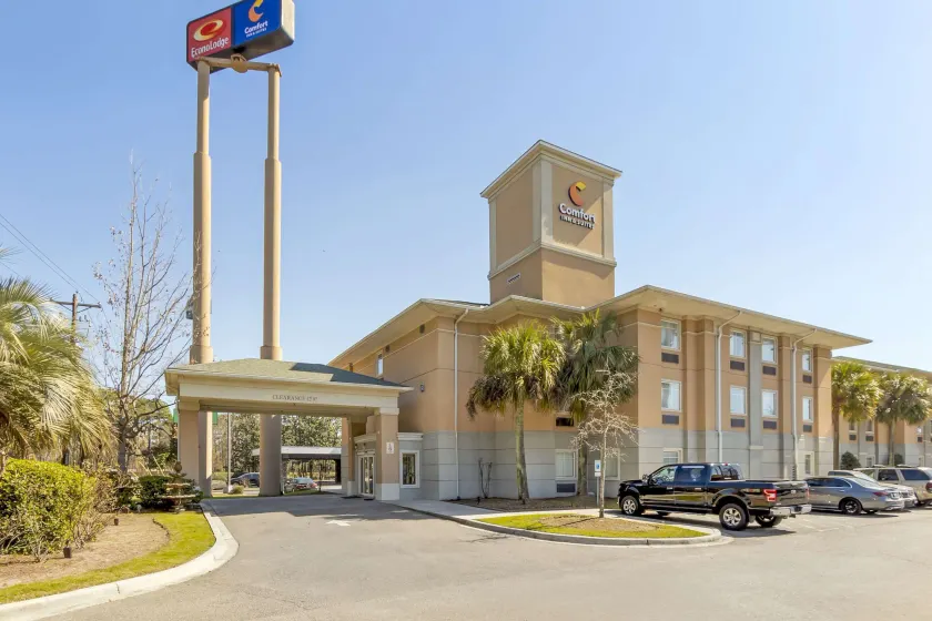 Comfort Inn & Suites Charleston Airport Convention Center - Image 1