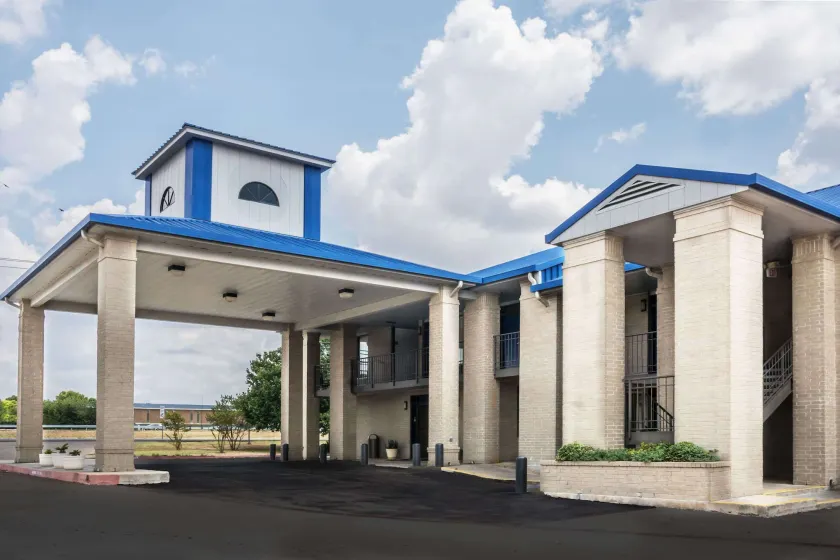 Days Inn by Wyndham Killeen Fort Hood - Image 1